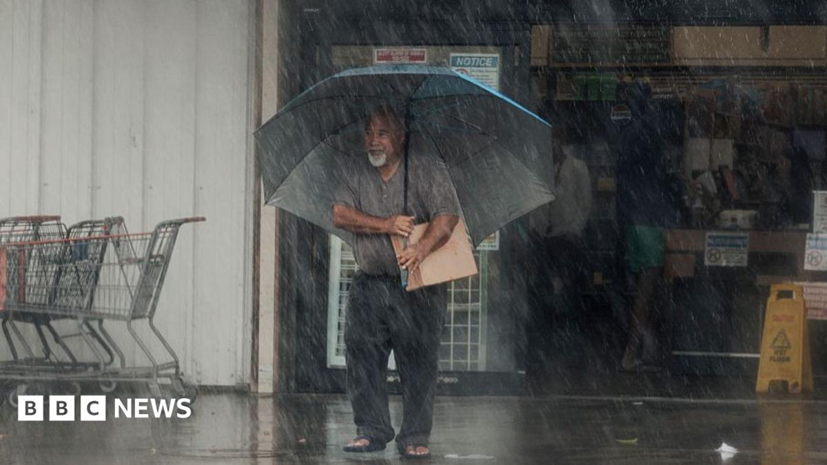 Hurricane Lala: Hawaii battles with flash floods and strong winds